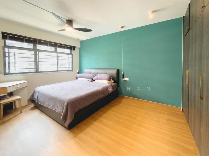 Master Bedroom, king bed becomes tiny!