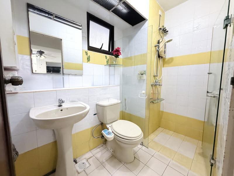 404B Fernvale Lane, 404B Fernvale Lane, Seletar / Yio Chu Kang, 3 Bedrooms, 990 sqft, HDB Flat For Sale, by Christine Ng, 500307387 - Common Bathroom - PropertyGuru.com.sg