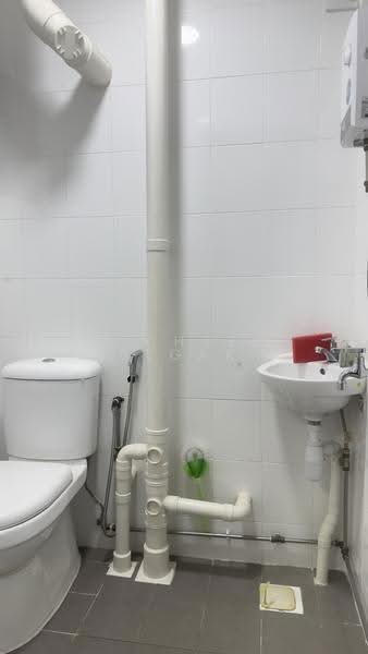 346 Clementi Avenue 5, 346 Clementi Avenue 5, Buona Vista / West Coast / Clementi New Town, 2 Bedrooms, 762 sqft, HDB Flat For Rent, by Michael Segar, 500307548 - Bathroom - PropertyGuru.com.sg