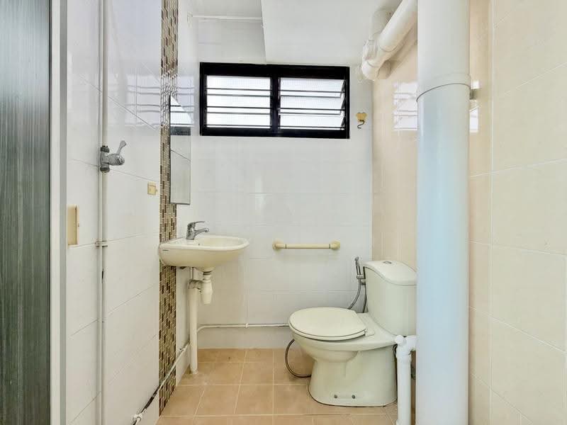 528 Bedok North Street 3, 528 Bedok North Street 3, Bedok / Upper East Coast, 2 Bedrooms, 883 sqft, HDB Flat For Sale, by Fatin Amira, 500307588 - Bathroom - PropertyGuru.com.sg