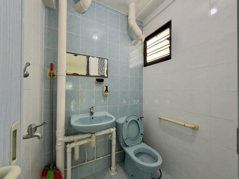 528 Bedok North Street 3, 528 Bedok North Street 3, Bedok / Upper East Coast, 2 Bedrooms, 883 sqft, HDB Flat For Sale, by Fatin Amira, 500307588 - Bathroom - PropertyGuru.com.sg