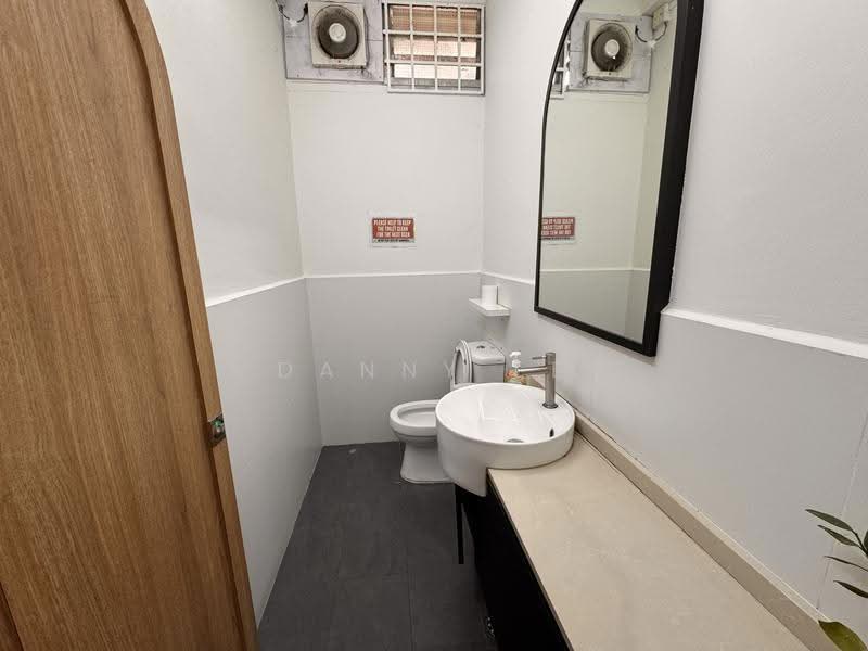 284 Bishan Street 22, 284 Bishan Street 22, Ang Mo Kio / Bishan / Thomson, 650 sqft, Shop / Shophouse For Rent, by Danny Ee, 500307904 - Bathroom - CommercialGuru.com.sg