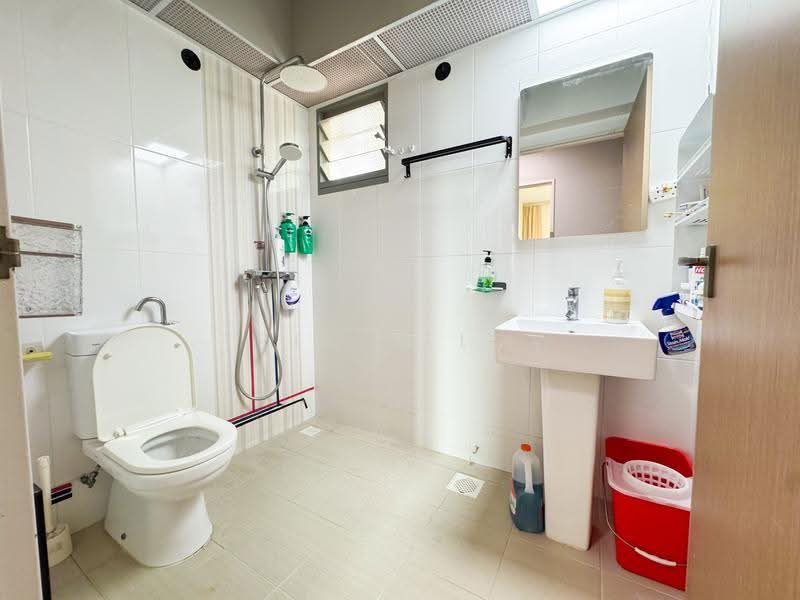 34 Margaret Drive, 34 Margaret Drive, Alexandra / Commonwealth, 4 Bedrooms, 1,162 sqft, HDB Flat For Sale, by Tricia Low, 500308740 - Common Bathroom - PropertyGuru.com.sg