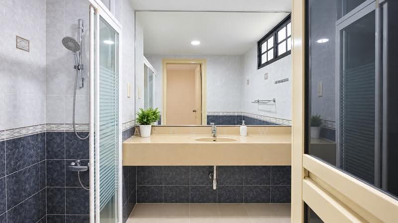 Yunnan Gardens, Yunnan Walk 1, Boon Lay / Jurong / Tuas, 5 Bedrooms, 3,000 sqft, Terraced House For Rent, by Jason Law, 500308985 - Bathroom - PropertyGuru.com.sg
