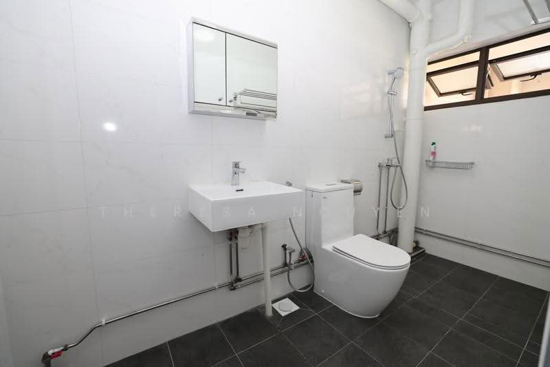 261 Bishan Street 22, 261 Bishan Street 22, Ang Mo Kio / Bishan / Thomson, Room Rental, 128 sqft, HDB Flat For Rent, by Theresa Nguyen, 500309475 - Common Bathroom - PropertyGuru.com.sg