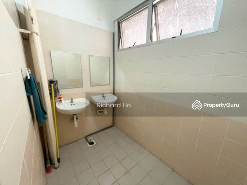 Paya Ubi Industrial Park, 51 Ubi Avenue 1, 1,369 sqft, Light Industrial (B1) For Rent, by Richard Ho, 5744813 - Toilet - CommercialGuru.com.sg