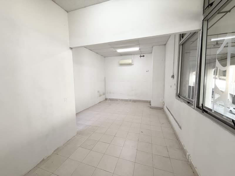 Paya Ubi Industrial Park, 51 Ubi Avenue 1, 1,369 sqft, Light Industrial (B1) For Rent, by Richard Ho, 5744813 - Spacious Room - CommercialGuru.com.sg