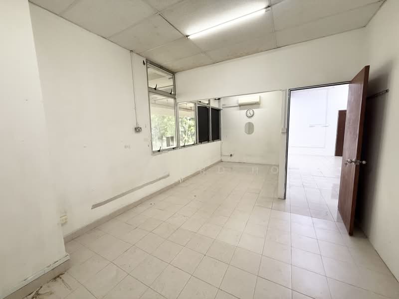 Paya Ubi Industrial Park, 51 Ubi Avenue 1, 1,369 sqft, Light Industrial (B1) For Rent, by Richard Ho, 5744813 - Spacious Room - CommercialGuru.com.sg
