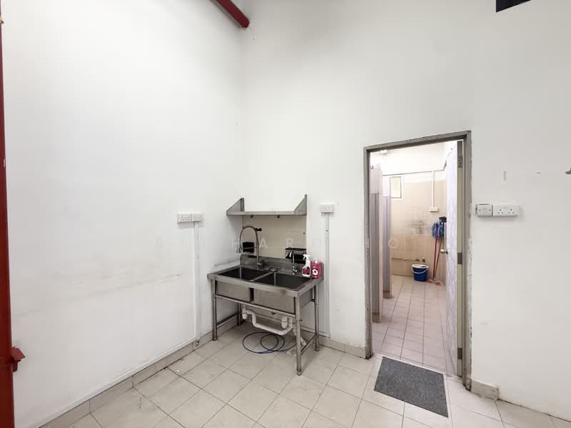 Paya Ubi Industrial Park, 51 Ubi Avenue 1, 1,369 sqft, Light Industrial (B1) For Rent, by Richard Ho, 5744813 - Pantry and Toilets - CommercialGuru.com.sg