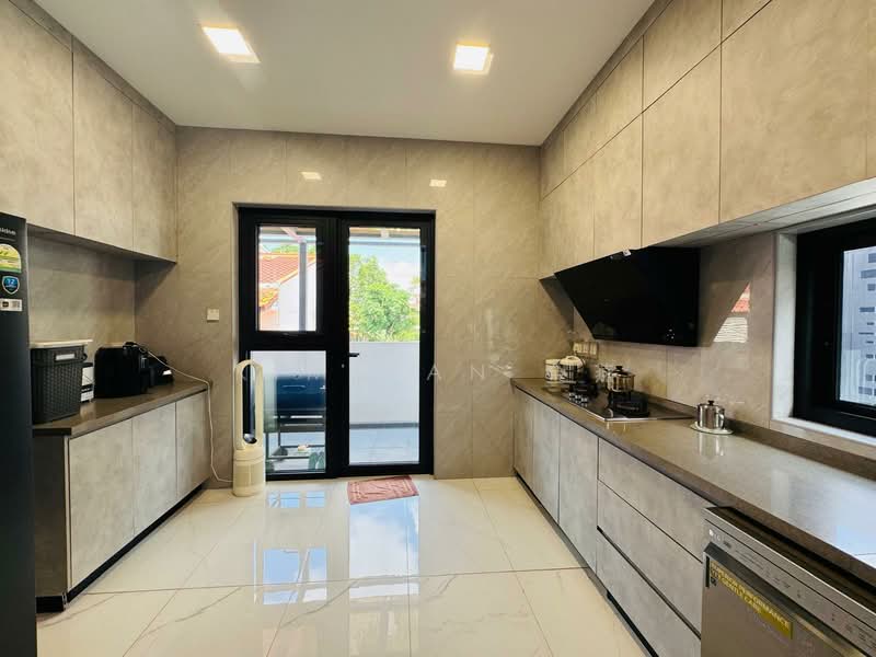Very New Semi-D with Lift, huge for multi-generations, Serangoon Garden Estate - call 8130 3636 to view!, 8 Bedrooms, 9,700 sqft, Semi-Detached House For Sale, by Kim Yan 金燕, 60000937 - PropertyGuru.com.sg