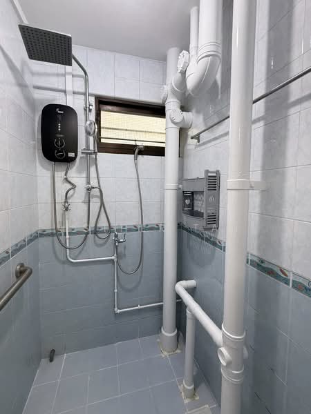 53 Sims Place, 53 Sims Place, 3 Bedrooms, 700 sqft, HDB Flat For Rent, by Esther Tan, 60002960 - Bathroom - PropertyGuru.com.sg