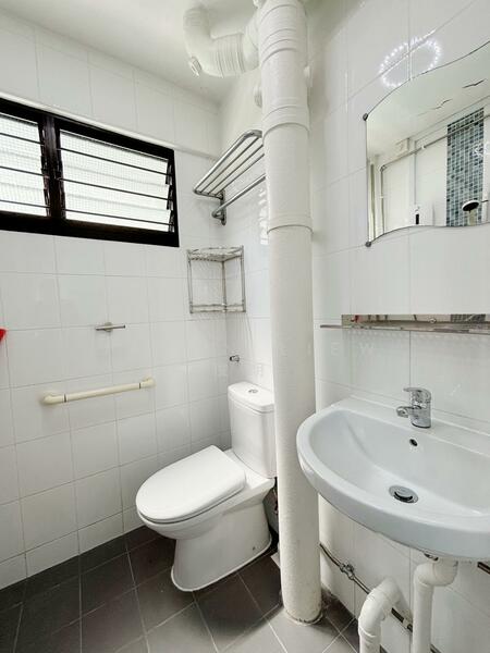 135 Yishun Street 11, 135 Yishun Street 11, 2 Bedrooms, 721 sqft, HDB Flat For Rent, by Jason Liew 俊明, 60003168 - Bathroom - PropertyGuru.com.sg
