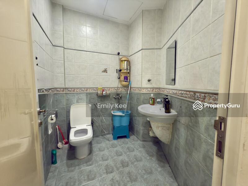 Bathroom on level 1
