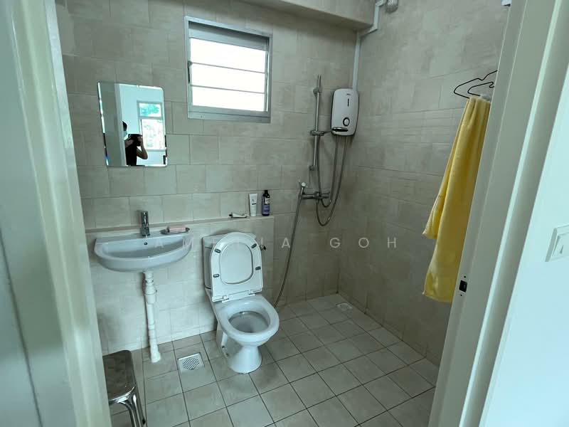 70B Telok Blangah Heights, 70B Telok Blangah Heights, 2 Bedrooms, 900 sqft, HDB Flat For Rent, by Amelia Goh, 60003910 - Bathroom - PropertyGuru.com.sg