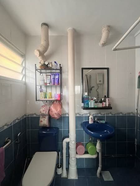 458 Ang Mo Kio Avenue 10 HDB Flat For Sale at S$ 749,000 | PropertyGuru Singapore - Bathroom