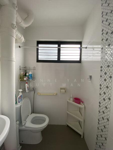 406 Hougang Avenue 10 HDB Flat For Sale at S$ 680,000 | PropertyGuru Singapore - Bathroom