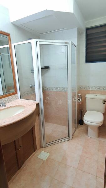 Westcove Condo, 12 West Coast Crescent, 3 Bedrooms, 1,098 sqft, Condominium For Rent, by Dennis Thor 涂英良, 60004837 - Common bathroom - PropertyGuru.com.sg