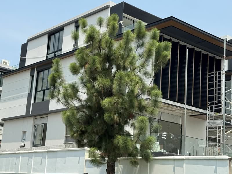 For Sale - brand new and luxury bungalow, 4 levels with Lift, Swimming pool, Basement to Park 5 cars