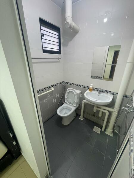 269C Queen Street, 269C Queen Street, Beach Road / Bugis / Rochor, 2 Bedrooms, 732 sqft, HDB Flat For Rent, by Shaik Mohideen, 60007839 - Bathroom - PropertyGuru.com.sg