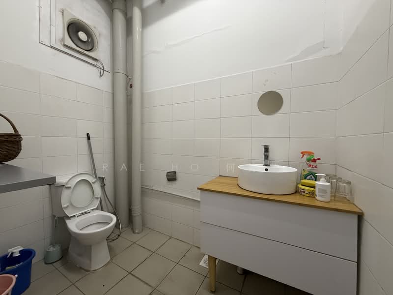Wcega Tower, 21 Bukit Batok Crescent, 215 sqft, Light Industrial (B1) For Rent, by Rae Ho 何诗蕊, 60008509 - Bathroom - CommercialGuru.com.sg
