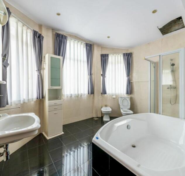 For Sale - ⭐️⭐️D11 GCB. GOOD VALUE 2.5 STOREY RENOVATED BUNGALOW. 8 ROOMS. HIGH CEILING.☎️ JEAN 93571119