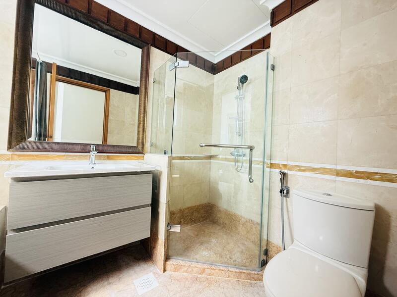 Gloucester Mansions, 10 Newton Road, 3 Bedrooms, 1,152 sqft, Condominium For Rent, by Joe Tay, 60008966 - Bathroom - PropertyGuru.com.sg