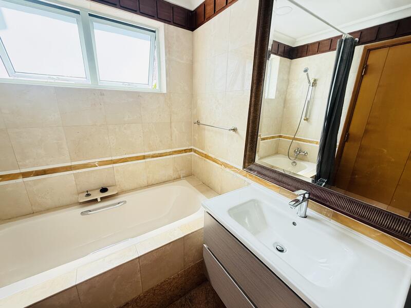 Gloucester Mansions, 10 Newton Road, 3 Bedrooms, 1,152 sqft, Condominium For Rent, by Joe Tay, 60008966 - Master Bathroom - PropertyGuru.com.sg