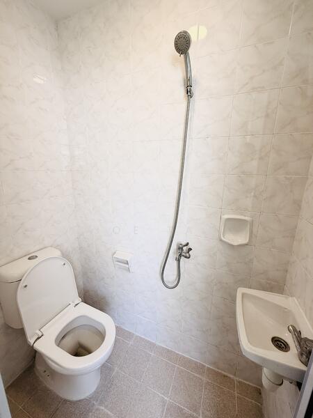 Gloucester Mansions, 10 Newton Road, 3 Bedrooms, 1,152 sqft, Condominium For Rent, by Joe Tay, 60008966 - Helper’s Bathroom - PropertyGuru.com.sg