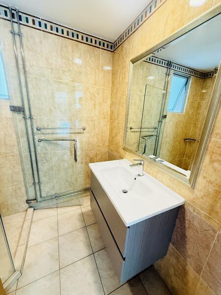 Gloucester Mansions, 10 Newton Road, 3 Bedrooms, 1,152 sqft, Condominium For Rent, by Joe Tay, 60008966 - Common Bathroom - PropertyGuru.com.sg