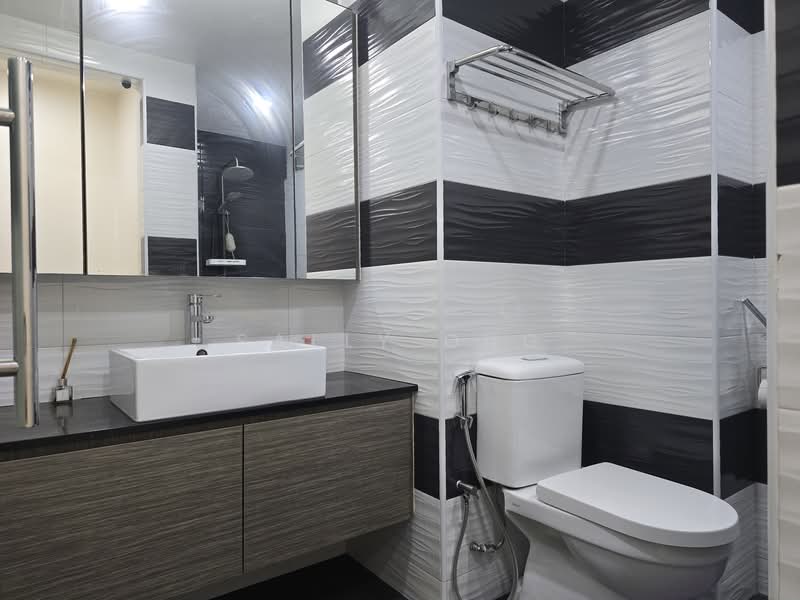 Villa De West, 385 Pasir Panjang Road, 3 Bedrooms, 1,378 sqft, Condominium For Rent, by Sally Ong, 60009066 - Bathroom - PropertyGuru.com.sg