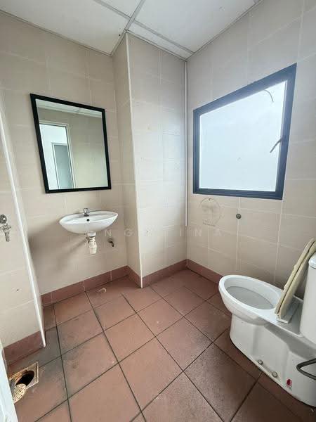 Tradehub 21, 8 Boon Lay Way, Boon Lay / Jurong / Tuas, 1,485 sqft, Light Industrial (B1) For Rent, by Angelina Tan, 60009532 - Bathroom - CommercialGuru.com.sg