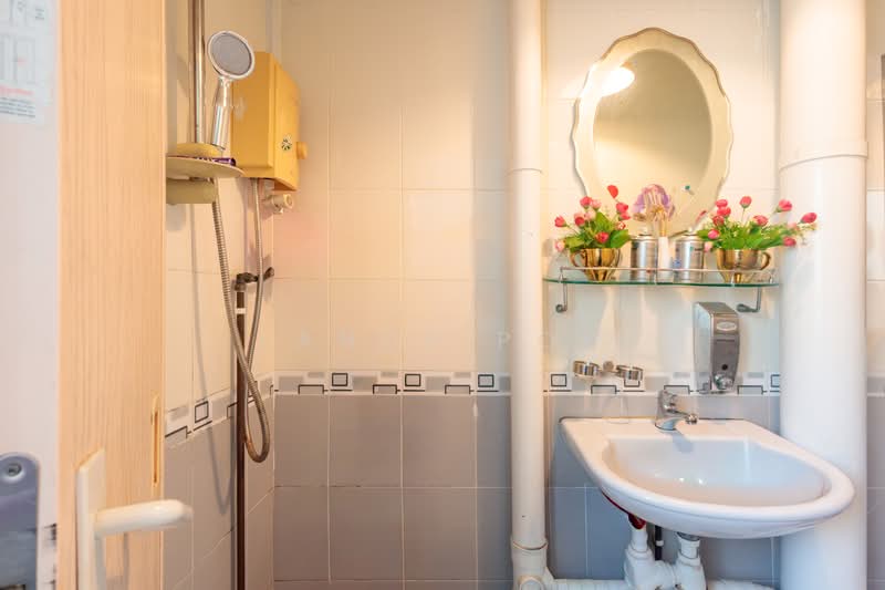 336 Jurong East Avenue 1, 336 Jurong East Avenue 1, 4 Bedrooms, 1,603 sqft, HDB Flat For Sale, by Lance Poh, 60011367 - Bathroom - PropertyGuru.com.sg