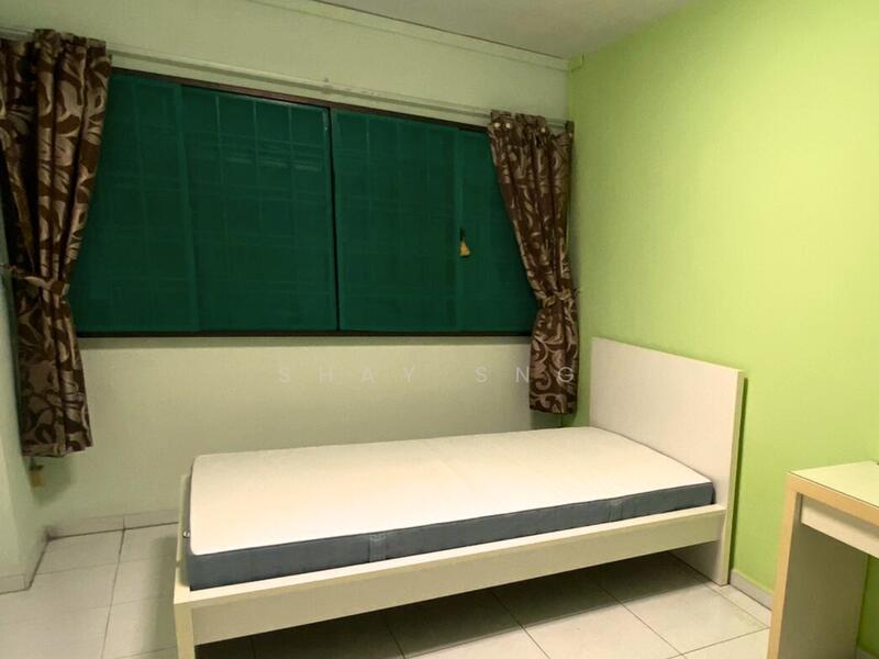Bed and window in the room