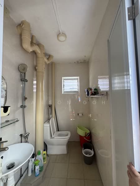 915 Jurong West Street 91, 915 Jurong West Street 91, 2 Bedrooms, 796 sqft, HDB Flat For Rent, by Anson Goh, 60013113 - Bathroom - PropertyGuru.com.sg