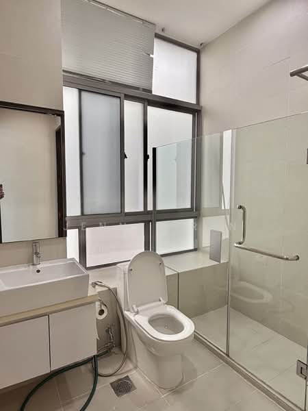 The Lenox Apartment For Sale at S$ 1,600,000 | PropertyGuru Singapore - Bathroom