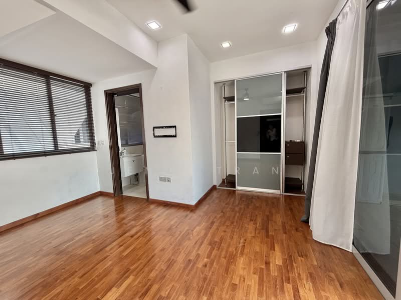 The Lenox Apartment For Sale at S$ 1,600,000 | PropertyGuru Singapore - Master bed