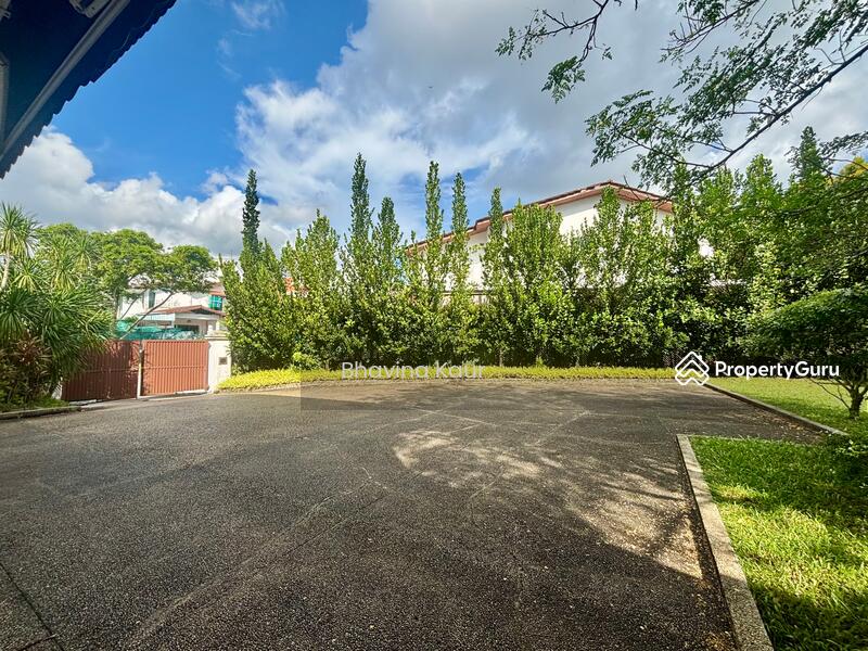 Outdoor parking parks up to 4 cars + sheltered parking for 1 car