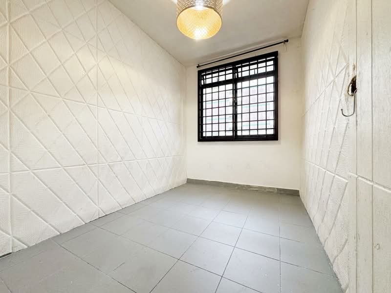 91 Lorong 3 Toa Payoh HDB Flat For Sale at S$ 399,000 | PropertyGuru Singapore - Utility Room