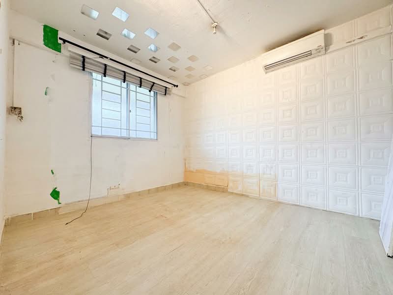 91 Lorong 3 Toa Payoh HDB Flat For Sale at S$ 399,000 | PropertyGuru Singapore - Bedroom