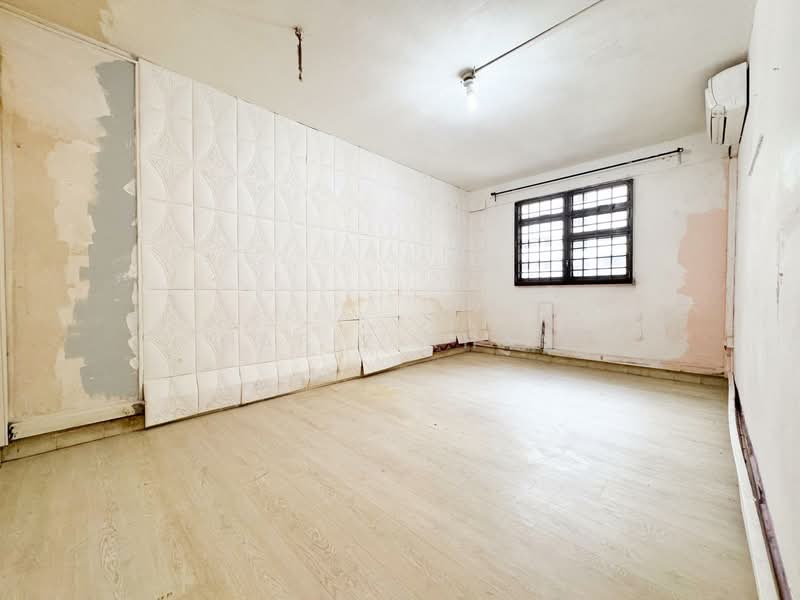 91 Lorong 3 Toa Payoh HDB Flat For Sale at S$ 399,000 | PropertyGuru Singapore - Bedroom