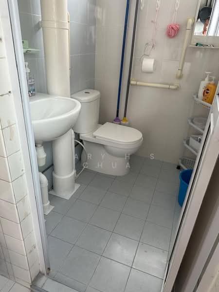 470 Ang Mo Kio Avenue 10, 470 Ang Mo Kio Avenue 10, 3 Bedrooms, 990 sqft, HDB Flat For Sale, by Gary H S Chua, 60015267 - Bathroom - PropertyGuru.com.sg