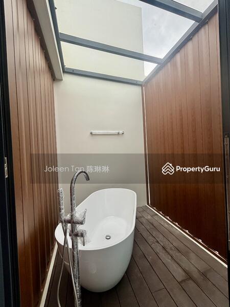 Bath tub with skylight 