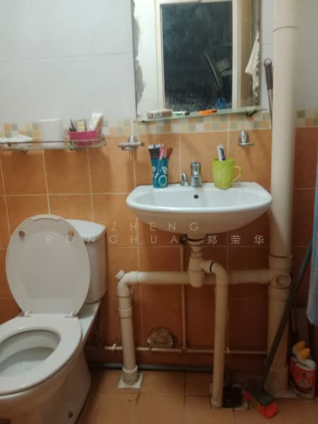 715 Clementi West Street 2, 715 Clementi West Street 2, Room Rental, 150 sqft, HDB Flat For Rent, by Zheng Ronghua 郑荣华, 60016170 - Bathroom - PropertyGuru.com.sg