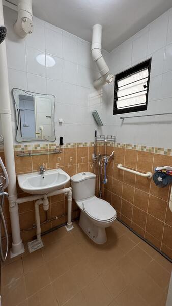 701 West Coast Road, 701 West Coast Road, 2 Bedrooms, 721 sqft, HDB Flat For Rent, by Peter Neilve Toh, 60016932 - Bathroom - PropertyGuru.com.sg