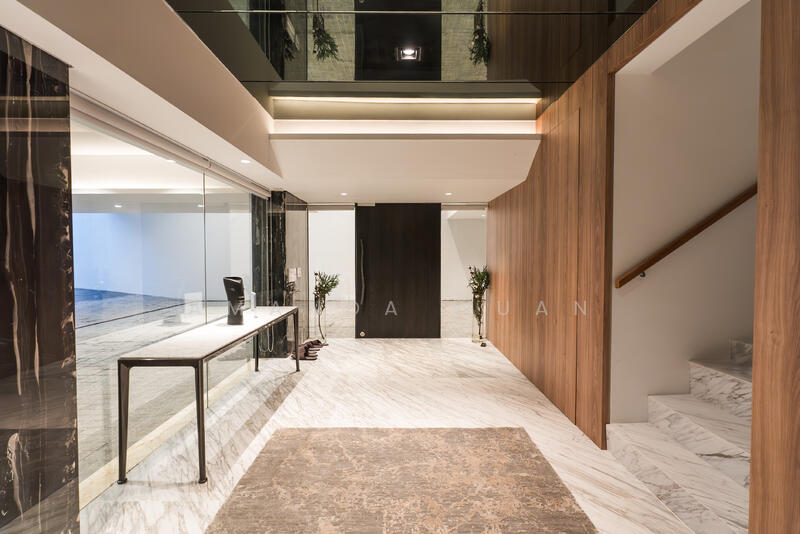 Entrance lobby 