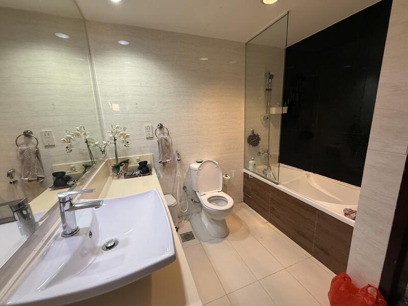 Bathroom 2 (Jack & Jill)