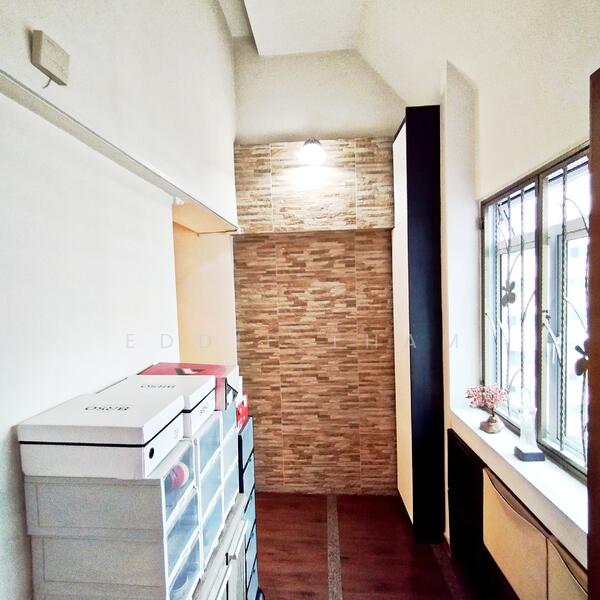 Access balcony into house