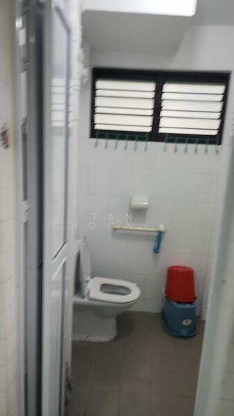 327 Hougang Avenue 5, 327 Hougang Avenue 5, 2 Bedrooms, 721 sqft, HDB Flat For Rent, by Tan Choon Cheong, 60018007 - Bathroom - PropertyGuru.com.sg