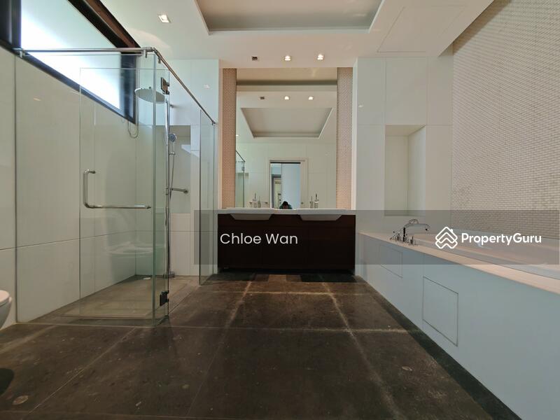 Level 1 bathroom