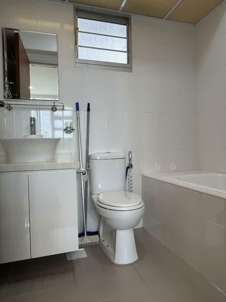312B Clementi Avenue 4, 312B Clementi Avenue 4, 2 Bedrooms, 743 sqft, HDB Flat For Rent, by Sandra Ong, 60018085 - Bathroom - PropertyGuru.com.sg